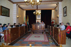 Representantes educativos y municipales durante la  comisión de absentismo escolar